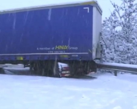 Тир се преобърна край Монтана, затвори международния път Е-79