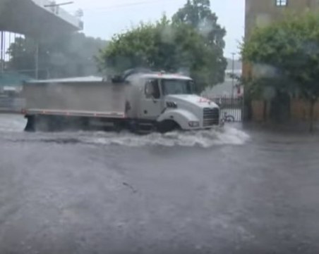 Внезапна буря връхлетя Сидни, отменени са 130 полета