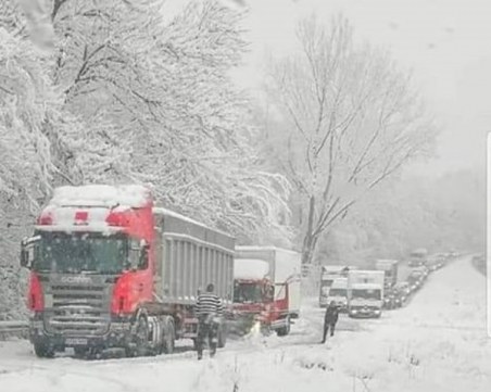 Закъсали камиони и коли затвориха изходите и входовете на Враца