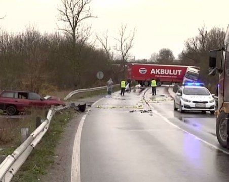 Зверска катастрофа! Граничен полицай загина в сблъсък между кола и камион СНИМКА