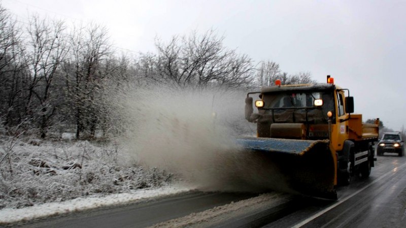 Започна битката със снега! 3000 снегорина са по пътищата в страната