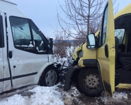 20-годишен водач е причинил катастрофата с училищен автобус СНИМКИ