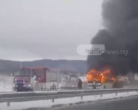 Автобус избухна в пламъци на АМ Тракия ВИДЕО