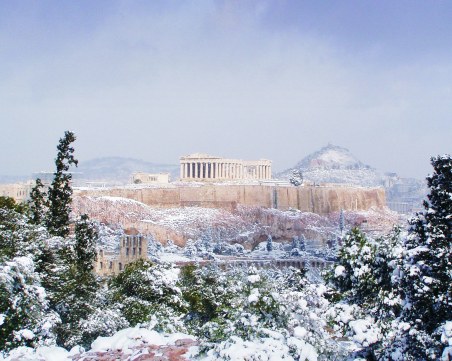 Гърция е парализирана от снежни виелици