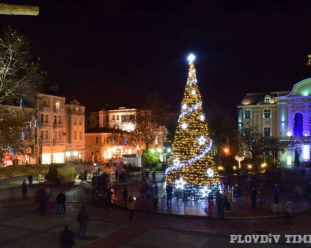 Коледа! 4000 лампички светват на елхата в Пловдив