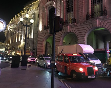 Лондон в навечерието на Коледа : Фантазии от светлина СНИМКИ