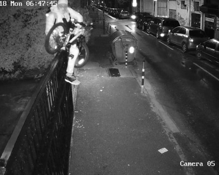 Крадец задигна колело на дете, не го спряха нито камерите, нито високата ограда