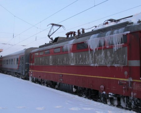 Лед скова локомотив! Бързият влак от София за Бургас тръгна с над 3 часа закъснение