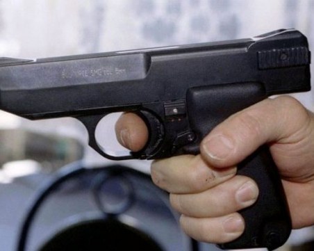 Мъж заплаши пловдивчанин с пистолет, опита да го обере