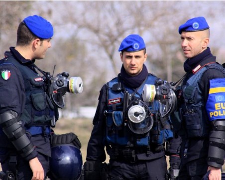 Откриха 11 тона хашиш на яхта в Италия, задържани са двама българи