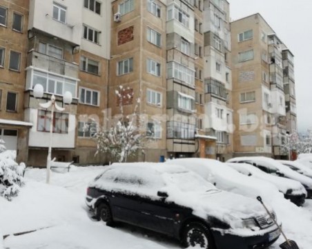 Откриха труп на мъж пред блок във Враца