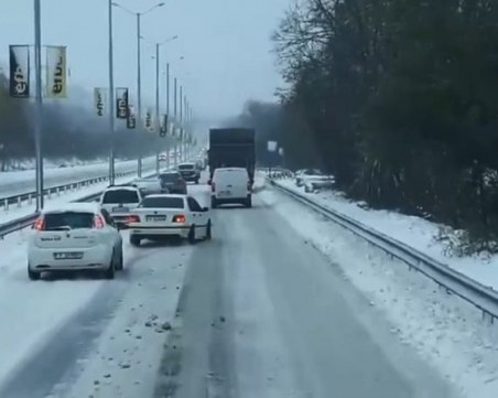 Келеш дрифти в снега, в едва пъплеща колона от коли! Абсурдно? Вижте ВИДЕОТО