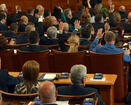 Скандал в парламента! ГЕРБ ограничават машинното гласуване