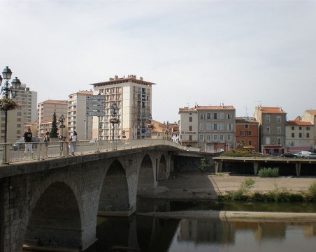 Жена се барикадира в банка, плаши с бомба