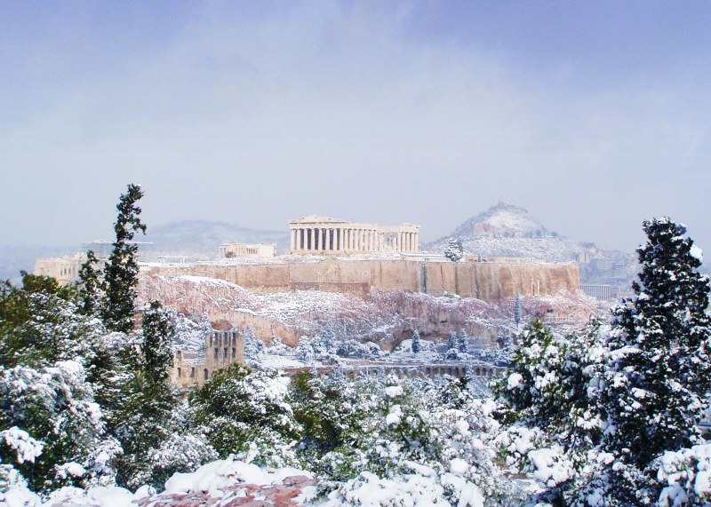 Гърция е парализирана от снежни виелици