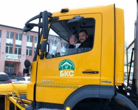 Божинов се метна на снегорин, щял да чисти стадиона, за да има мач в неделя СНИМКА