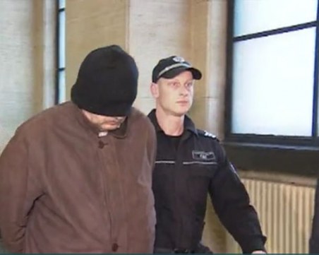 Данъчният, спипан с 15 бона подкуп, остава в ареста