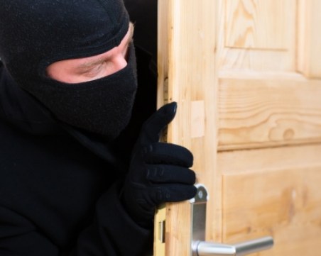 Дръзка кражба! Наркоман претараши кабинета на директор на училище в Пазарджик