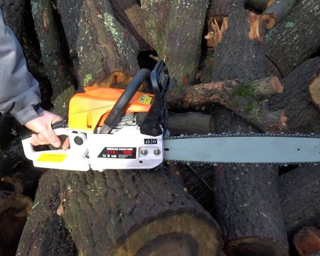 Двама заплашиха с моторна резачка мъж заради 25 лева