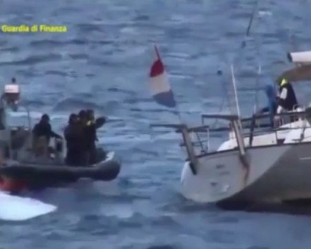 Хванатите на яхта в Италия с хашиш българи, отказаха помощ от родината си