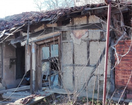 Изселват принудително собствениците на две рушащи се къщи в Стария град