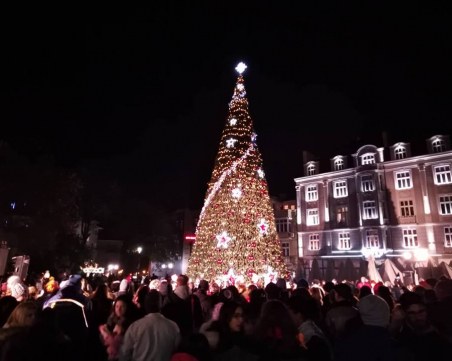 Коледната елха в Пловдив грейна, пищна заря озари небето СНИМКИ и ВИДЕО