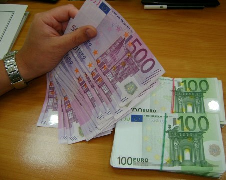 Митничари откриха 155 хиляди евро, натъпкани в... чорапи