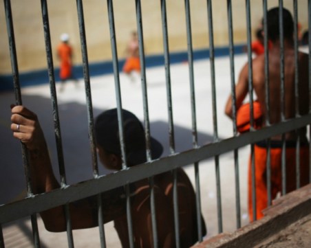 Над 113 затворници избягаха от затвор в Индонезия