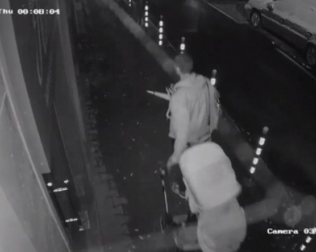 Нагъл крадец задигна бебешка количка, камера улови лицето ми СНИМКИ и ВИДЕО