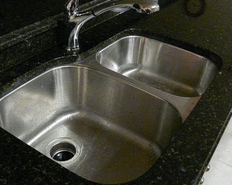 Неща, които никога да не изхвърляме в мивката