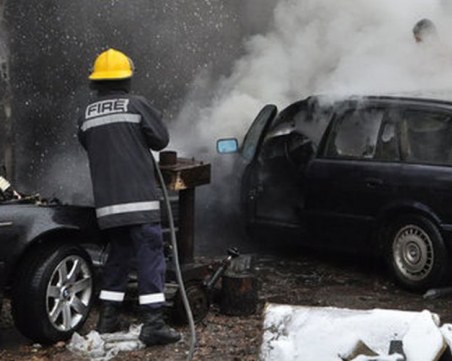 Печка подпали автосервиз, монтьор е в болница с изгаряния СНИМКИ