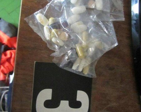 Полицията в Пловдив разби апартамент в Столипиново, арестува двама за дрога