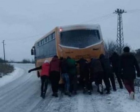 Ученически автобус закъса в снега, деца бутат превозното средство СНИМКИ и ВИДЕО