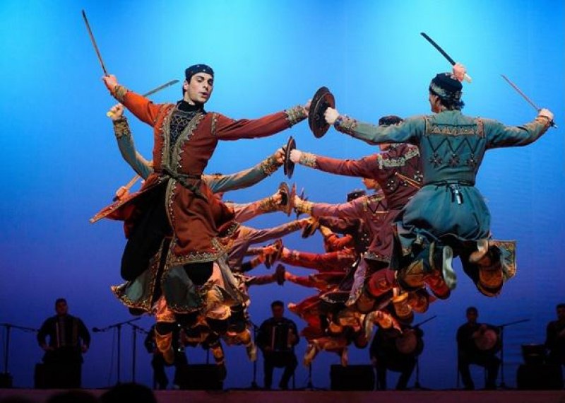 70 танцьори сменят 600 костюми за шоуто на “Сухишвили“ в Пловдив