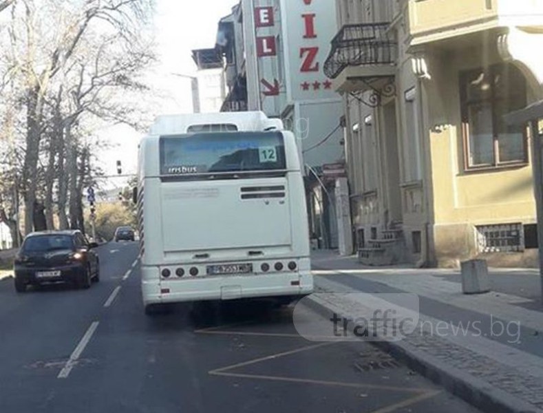 Автобус закъса, затруднява движението по централен булевард в Пловдив СНИМКИ