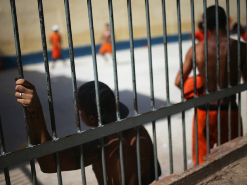 Над 113 затворници избягаха от затвор в Индонезия