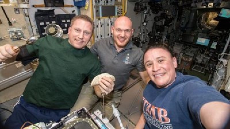 Трима астронавти останаха заклещени в Космоса, не могат да се върнат на Земята