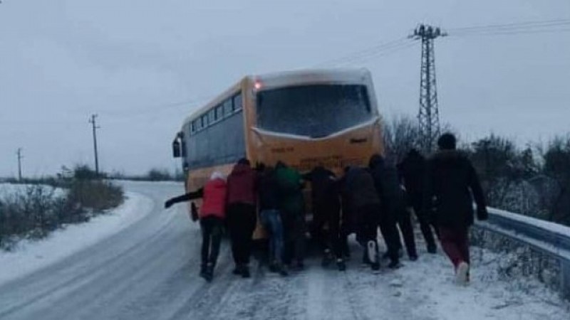 Ученически автобус закъса в снега, деца бутат превозното средство СНИМКИ и ВИДЕО