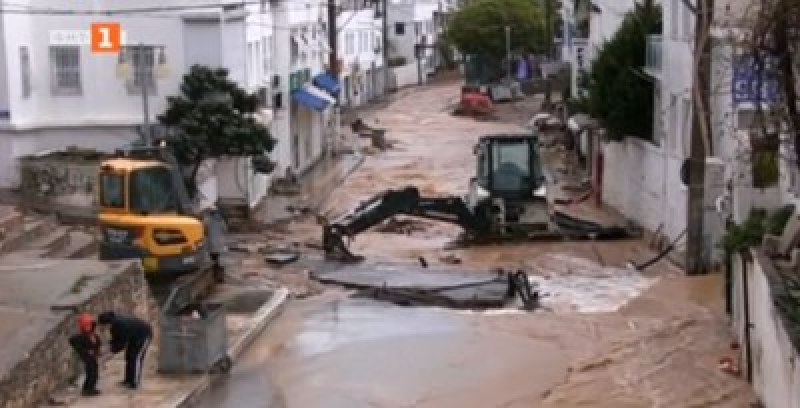 Вода заля улици в Турция, отнесе автомобили