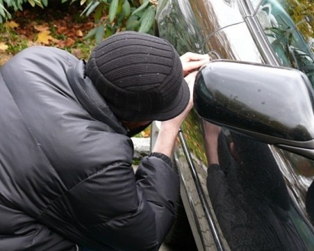 Бум на кражбите на коли, докато ги подгряват в студеното време