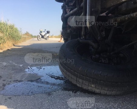 Камион се обърна на АМ 