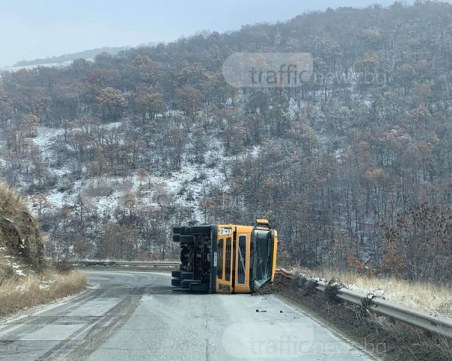 Камион се обърна на пътя над Белащица СНИМКИ