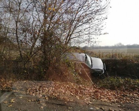 Кола се преобърна на един от изходите на Пловдив, авария превърна пътя в пързалка СНИМКИ