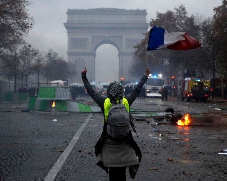 Протестите в Париж се разрастват, стотици ранени и арестувани