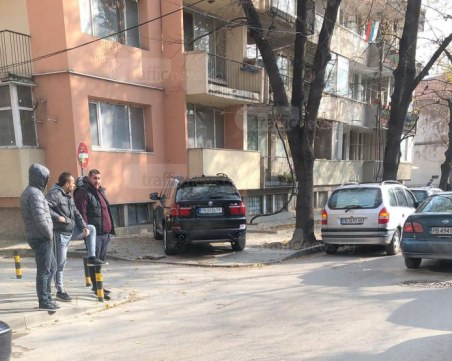 Шофьор на БМВ узурпира тротоар в центъра на Пловдив пред погледа на полицай СНИМКИ