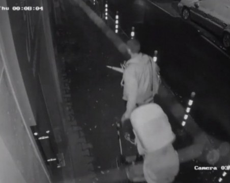 Установиха извършителя на кражбата на количката за близнаци, издирват го ВИДЕО