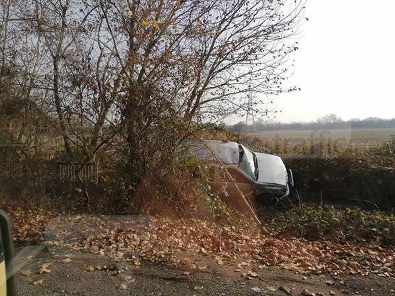 Кола се преобърна на един от изходите на Пловдив, авария превърна пътя в пързалка СНИМКИ