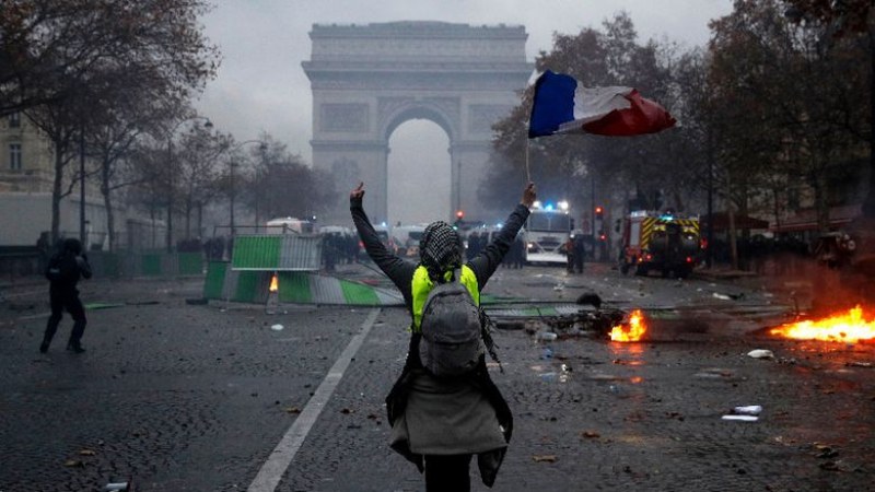 Протестите в Париж се разрастват, стотици ранени и арестувани