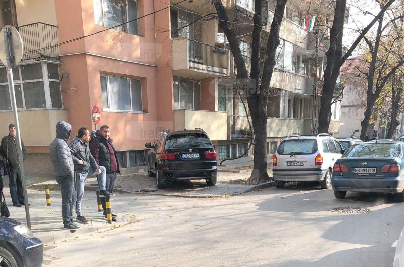 Шофьор на БМВ узурпира тротоар в центъра на Пловдив пред погледа на полицай СНИМКИ