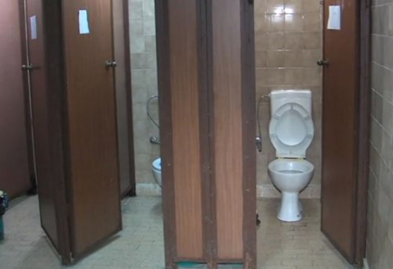 Снимки от тоалетната на читалище в Благоевград взривиха социалните мрежи
